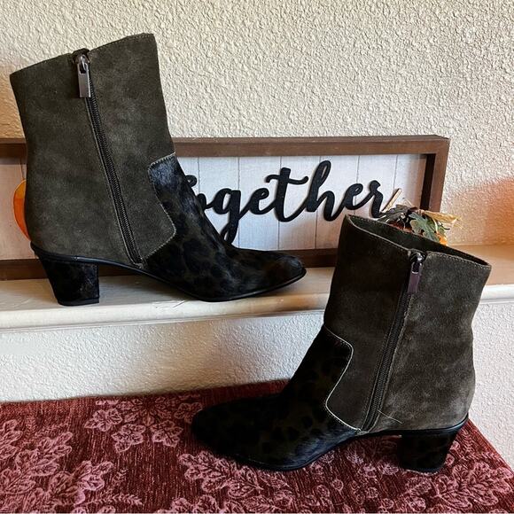 Lori Goldstein Women’s Coralie Dark Green Suede Cow Hair Heeled Booties Size 9.5 - Picture 2 of 15